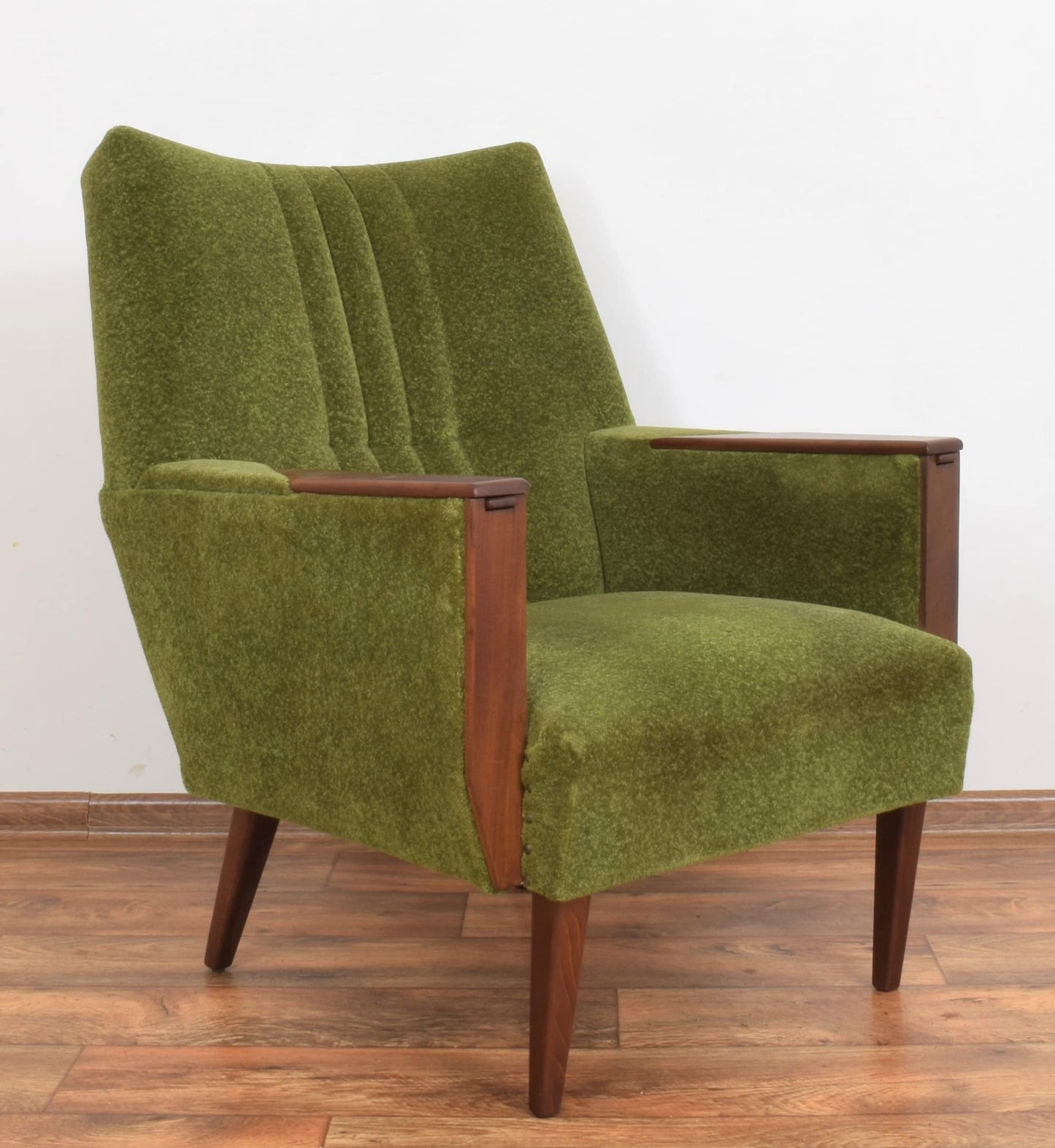 LSFH Unique Design True Innovations Danis Accent Chair with Channel Tufted Back Cushioned Armchair Single Sofa Chair for Small Apartments, Living Room or Bedroom (1 Chair, Green)
